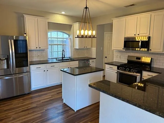 4 bed, 2677 sqft, $2,750 — Photo 2