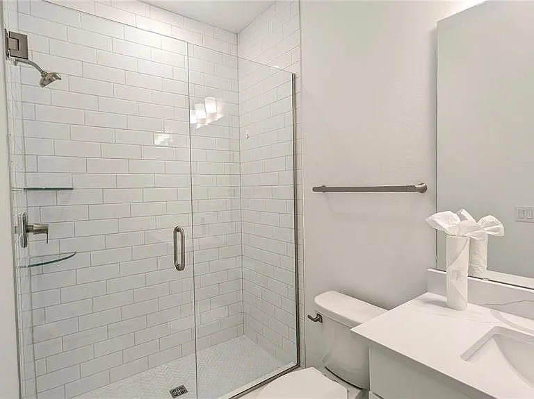 15614 Vetta Dr — Photo 19