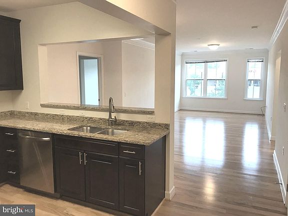 3rd image of 2101 N Monroe St APT 202