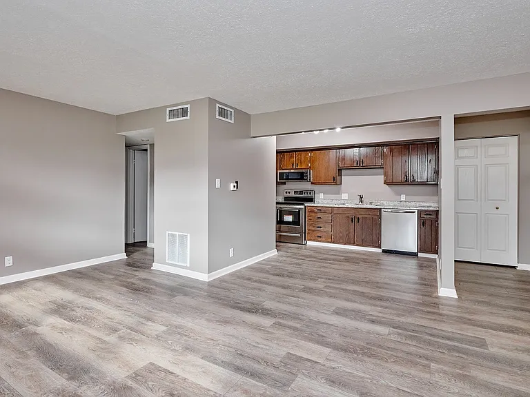 Rivershore Apartments — Photo 9