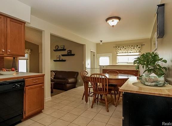 4th image of 42658 Somerset Dr