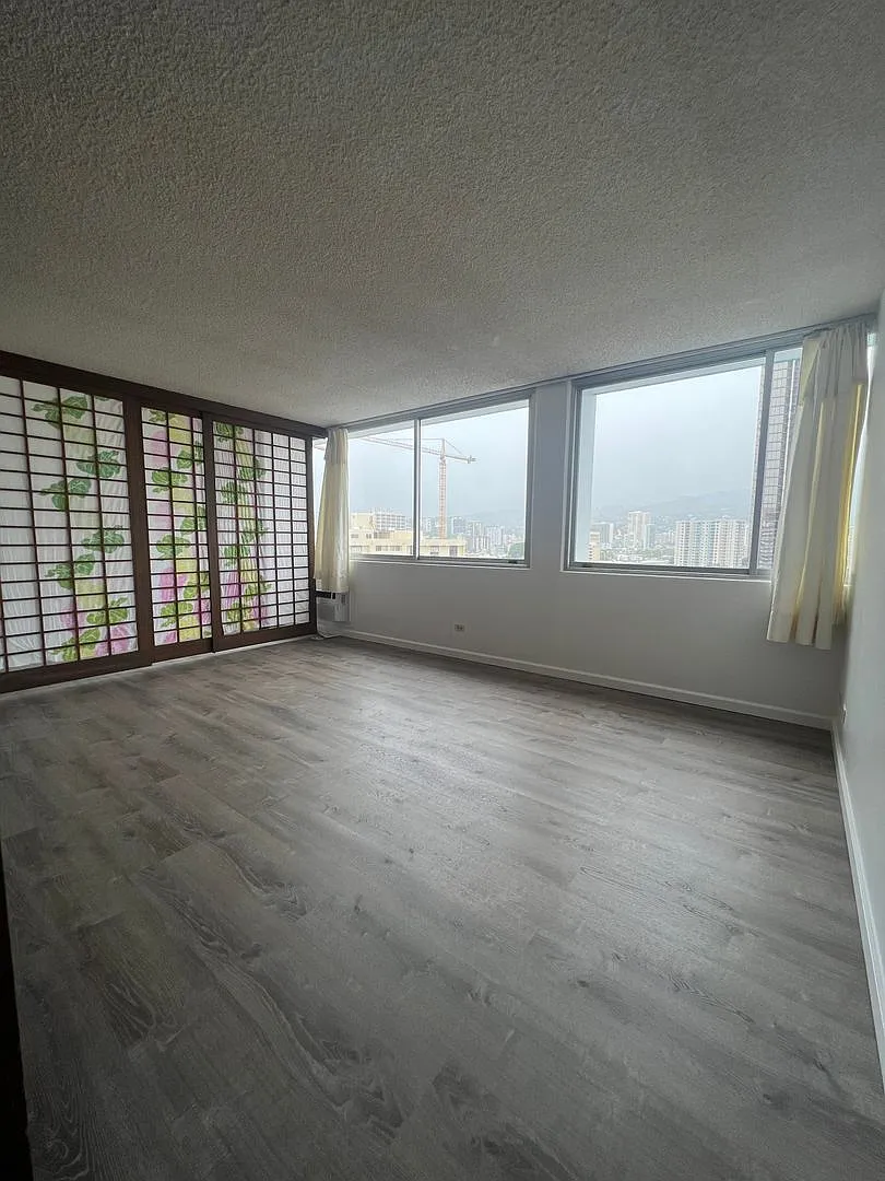 2 Bedroom 2 Full-Bath with covered parking Kapiolani Terrace — Photo 3