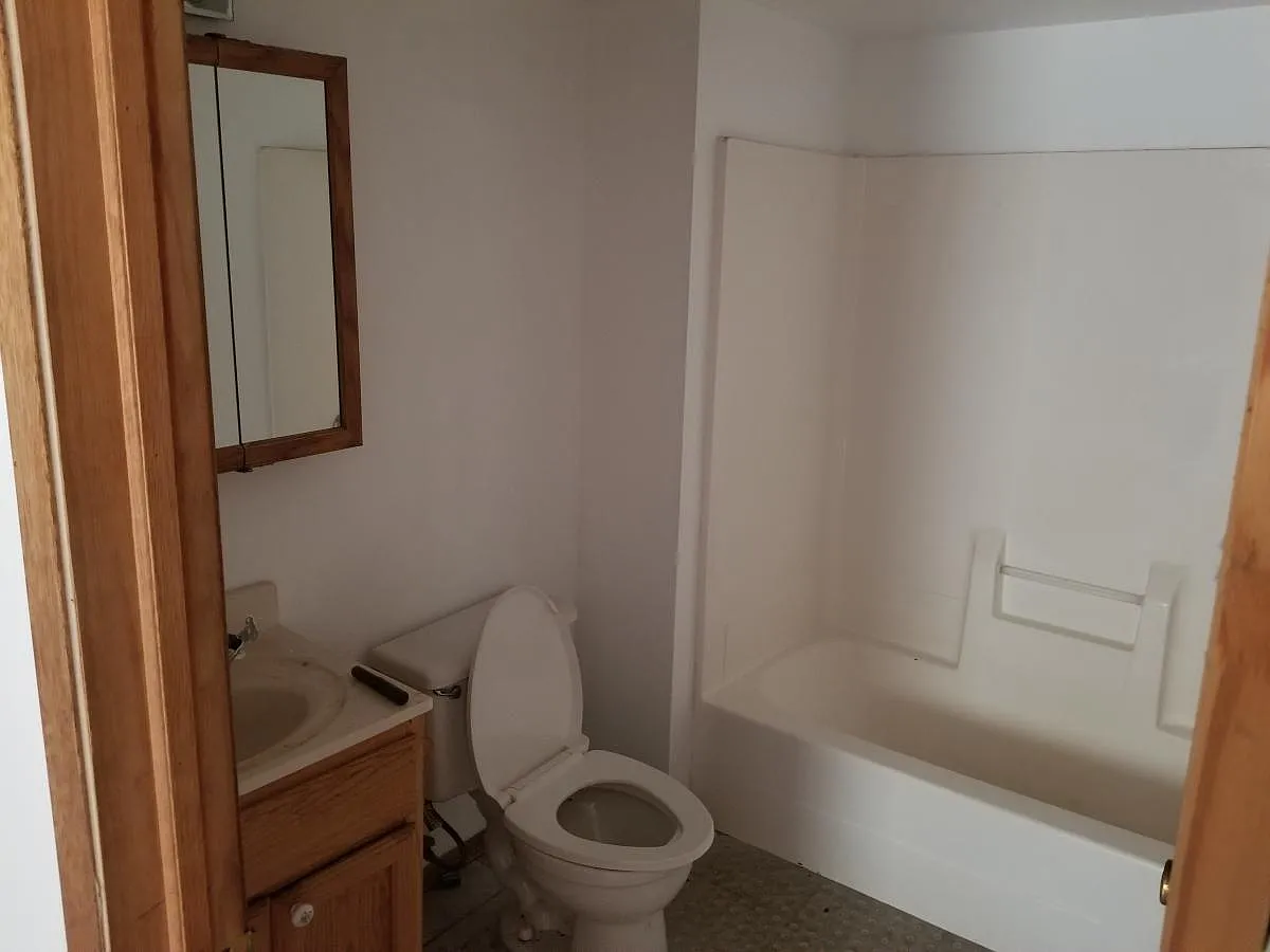 3 bed, 1000 sqft, $1,500 — Photo 2