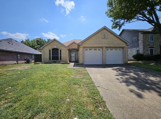 304 Pebblebrook Ln, Glenn Heights, TX 75154