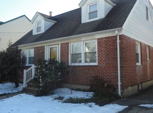 909 N 3rd St, New Hyde Park, NY 11040