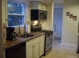 8 Park Cir, Great Neck, NY