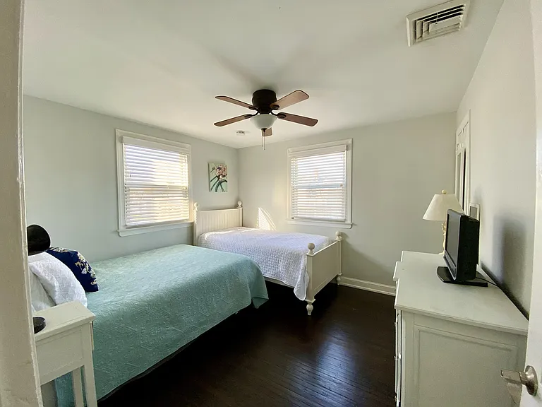 200 N Harding Ave #B — Photo 10