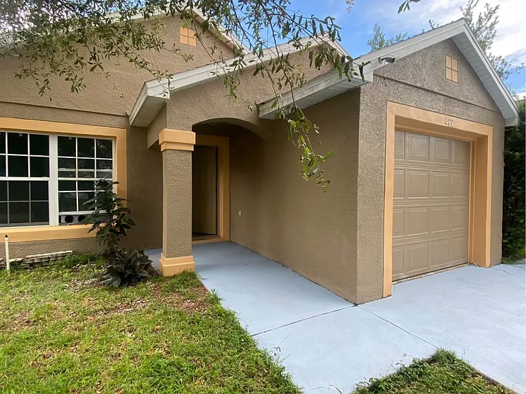 422 Rollins Dr — Photo 2