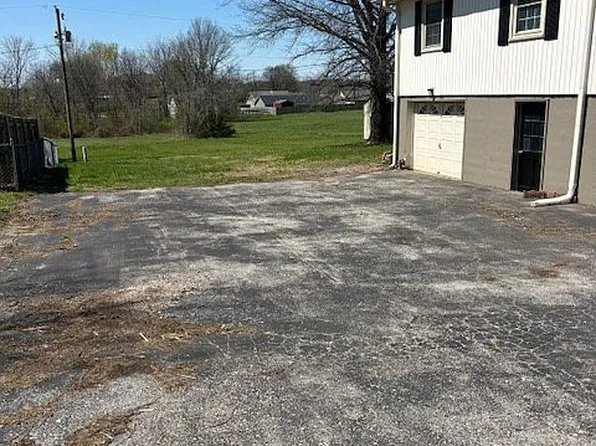 606 Charles St, Richmond, MO 64085