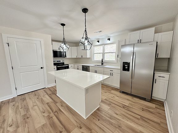 4th image of 220 Friendship Hollow Rd S