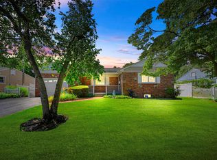 10 Satinwood Rd, Bayville, NY