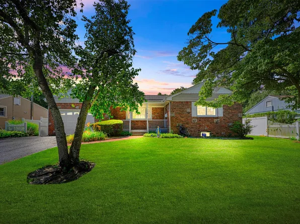 10 Satinwood Road, Bayville, NY 11709