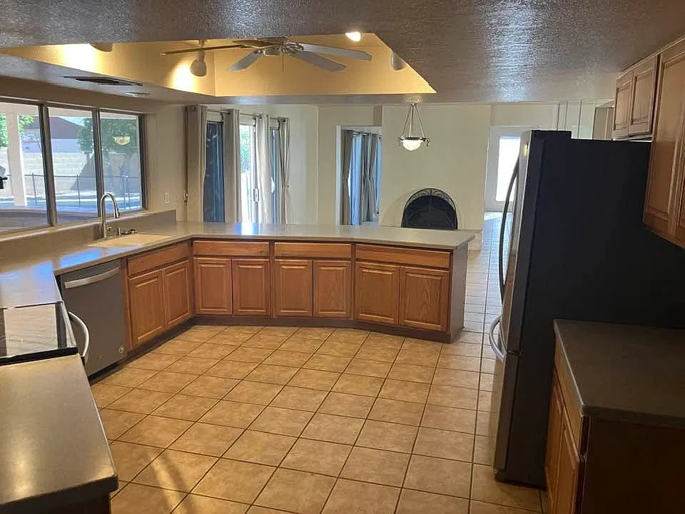 4 bed, 2.5 bath, 2750 sqft, $3,950 — Photo 3