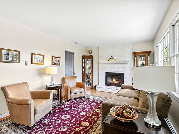 4th image of 239 Essex St