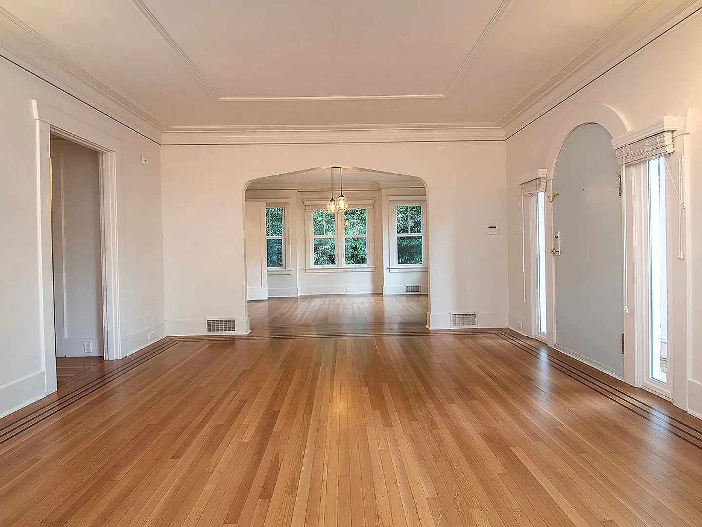 Spacious, Refurbished House on Private Drive with Outdoor Space — Photo 2