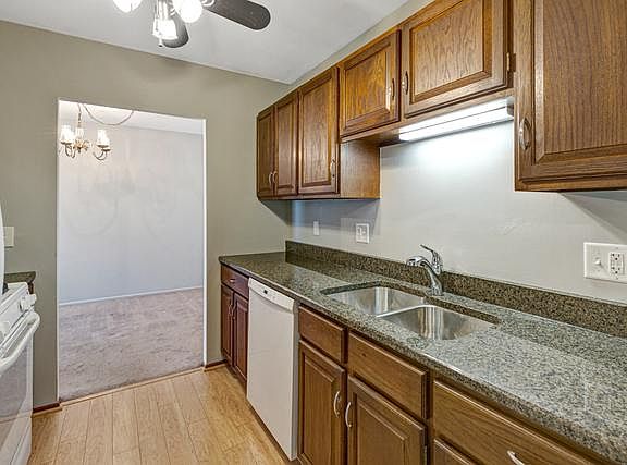 5th image of 840 Wellington Ave Unit 501