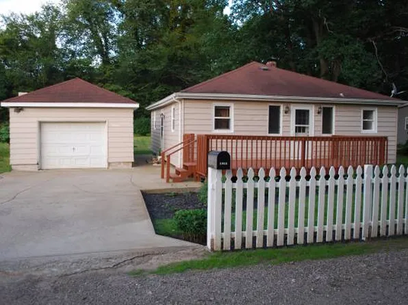 9245 1st St, Berrien Springs, MI 49103