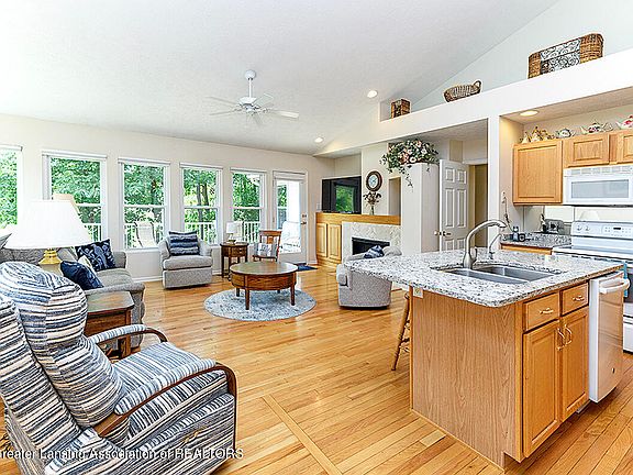 5th image of 1140 W Maide Marians Ct