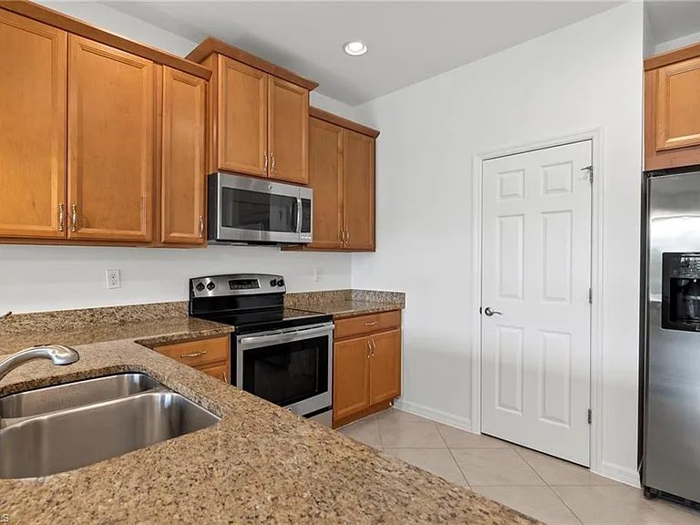 10818 Alvara Way — Photo 8