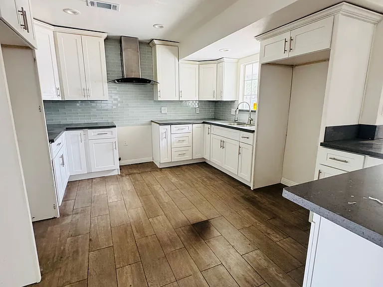 6752 Rostrata Ave — Photo 1