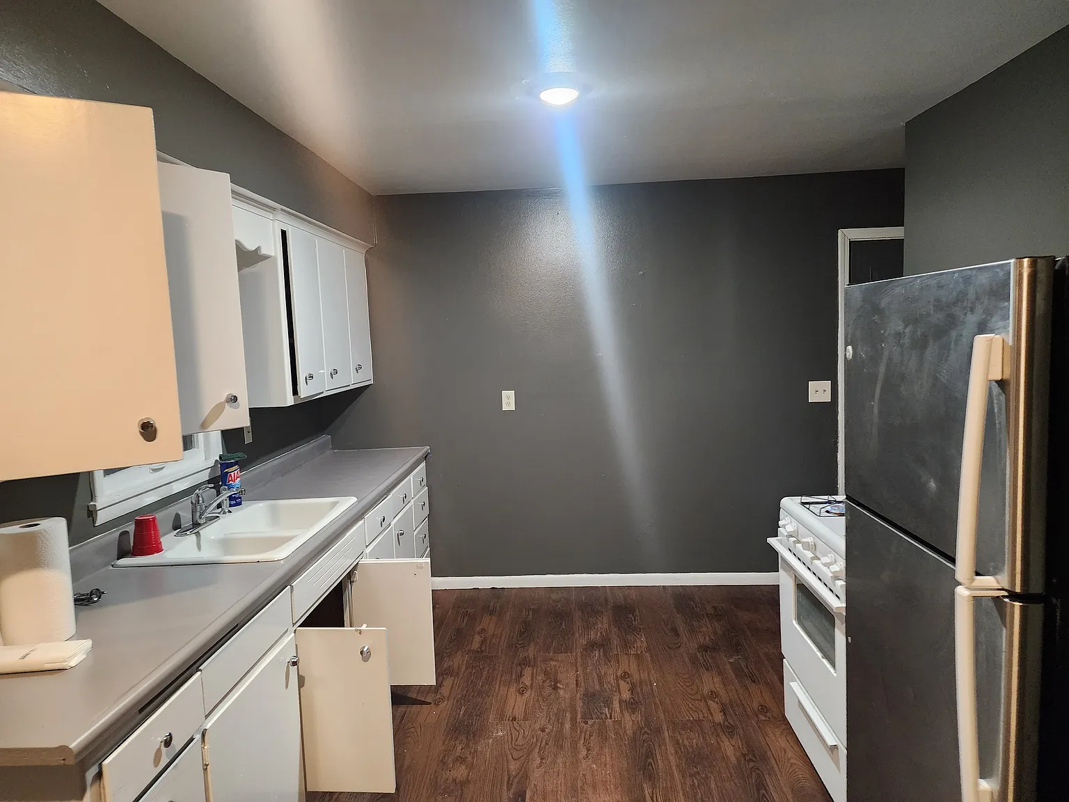 5 bed, 2200 sqft, $2,400 — Photo 3