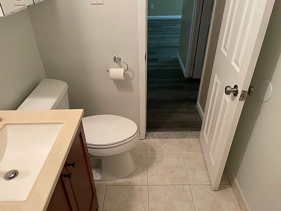 5th image of 851 Travis Ave #1