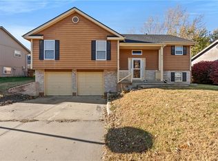 912 SW Foxtail Dr, Grain Valley, MO 64029