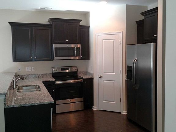 3rd image of 225 Chestnut Oak Ln