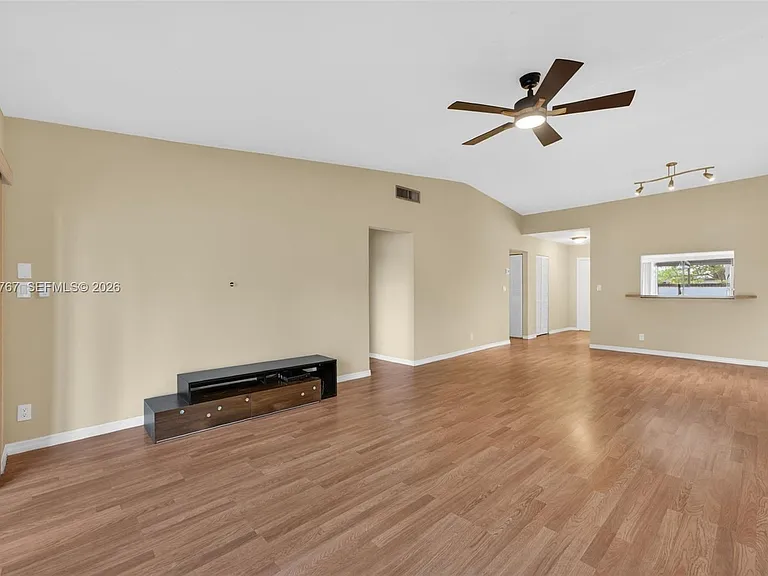 9315 Wedgewood Dr #B19 — Photo 8