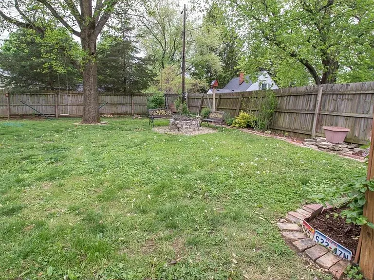 7050 Caroline Ave — Photo 9