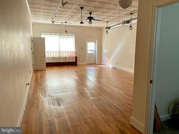 4th image of 132 Wayside Ave