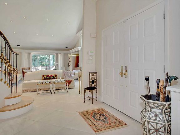 4th image of 30 Doral Dr