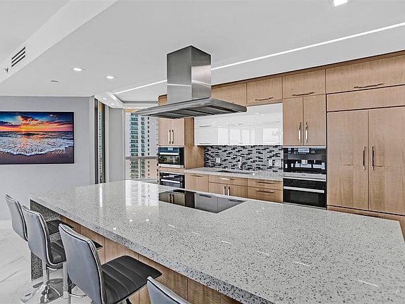 4th image of 20191 E Country Club Dr APT 1707