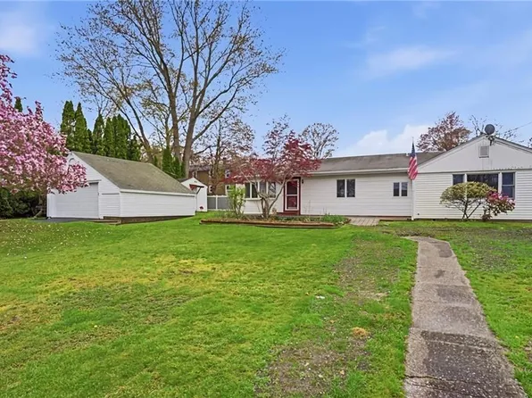 11 Cedar Dr, Bristol, RI 02809