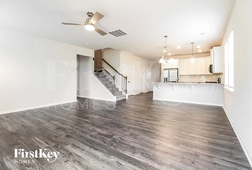 4 bed, 3.0 bath, 2025 sqft, $2,160 — Photo 4