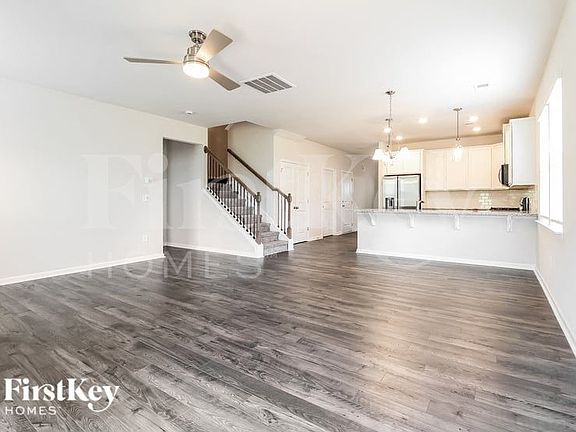 4th image of 808 Birchcrest Way