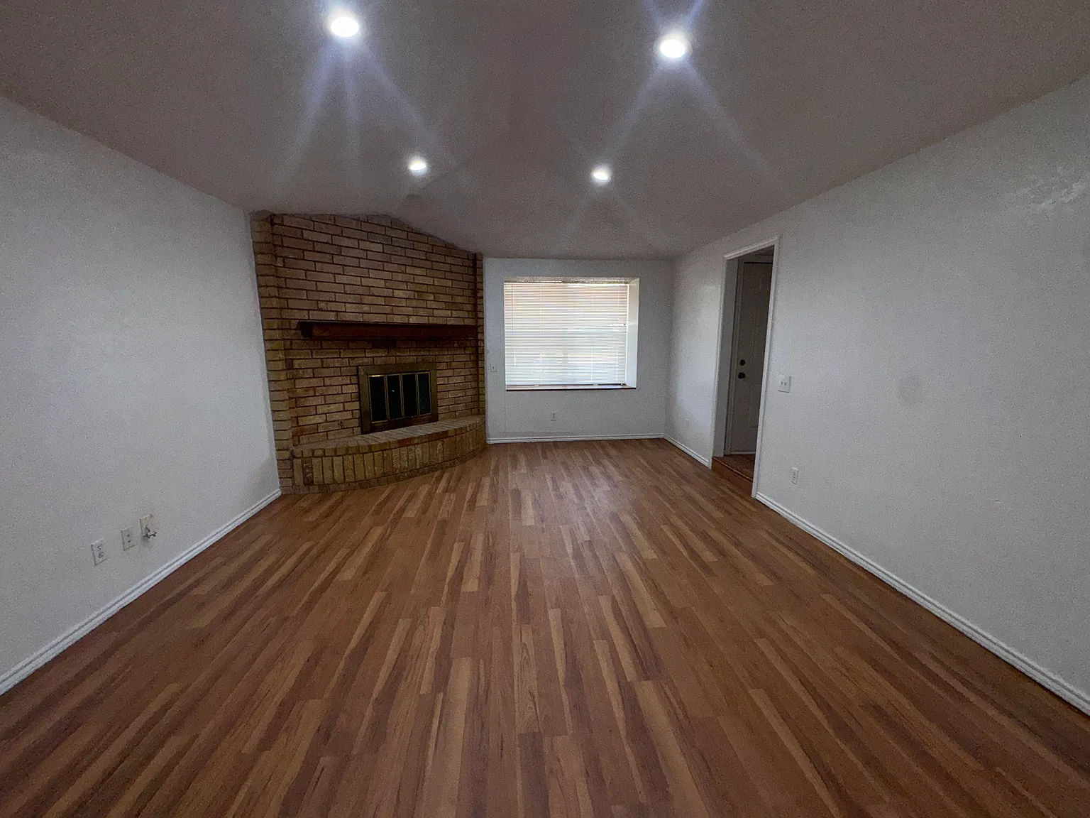 3 bed, 1324 sqft, $2,450 — Photo 2