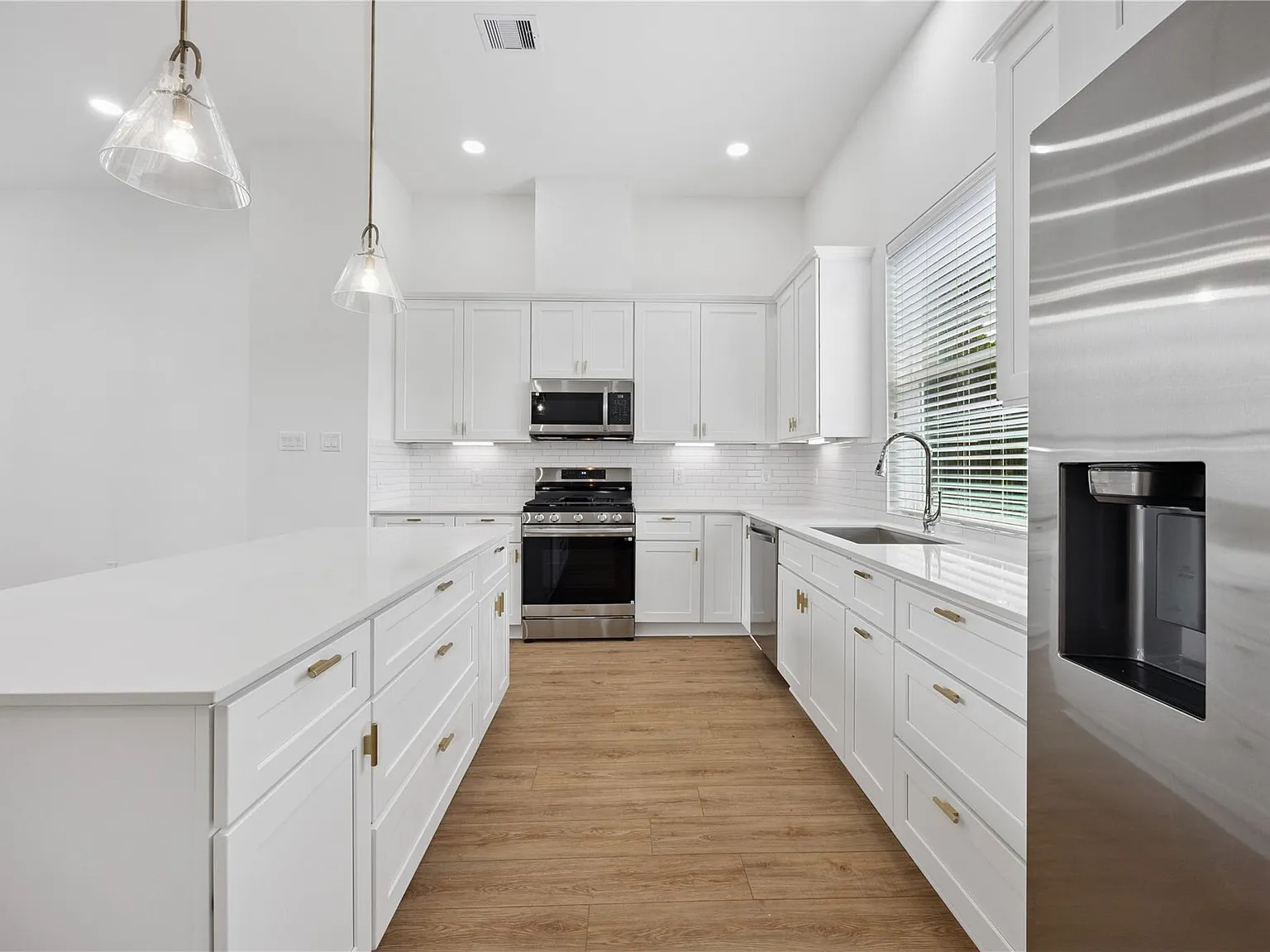 3 bed, 3.5 bath, 1807 sqft, $2,400 — Photo 2