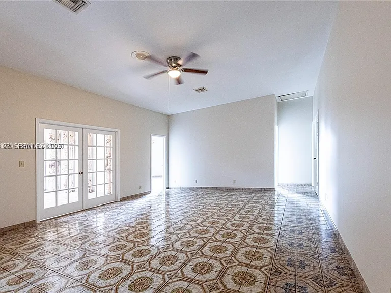 236 N Federal Hwy #201 — Photo 16