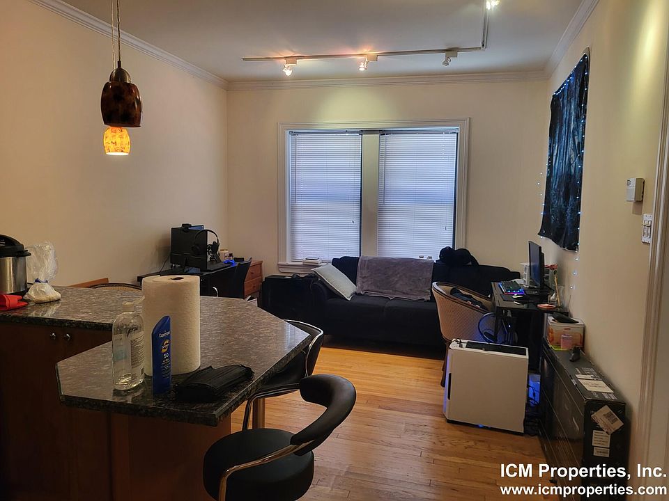 2nd image of 612 W Roscoe St #1B