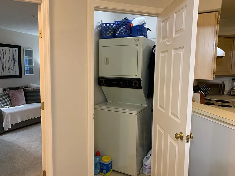 Washer/dryer unit included