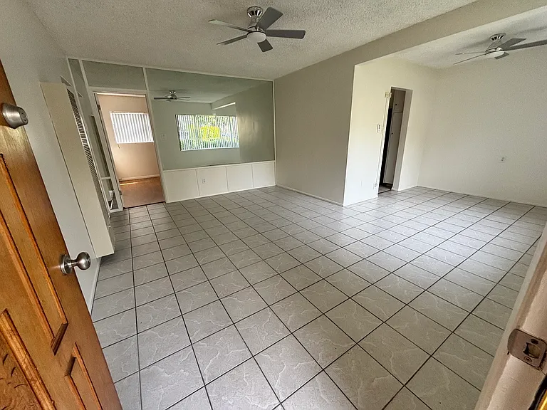 910 E Elk Ave — Photo 6