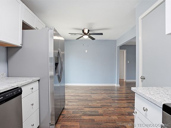 4th image of 330 N Oak St