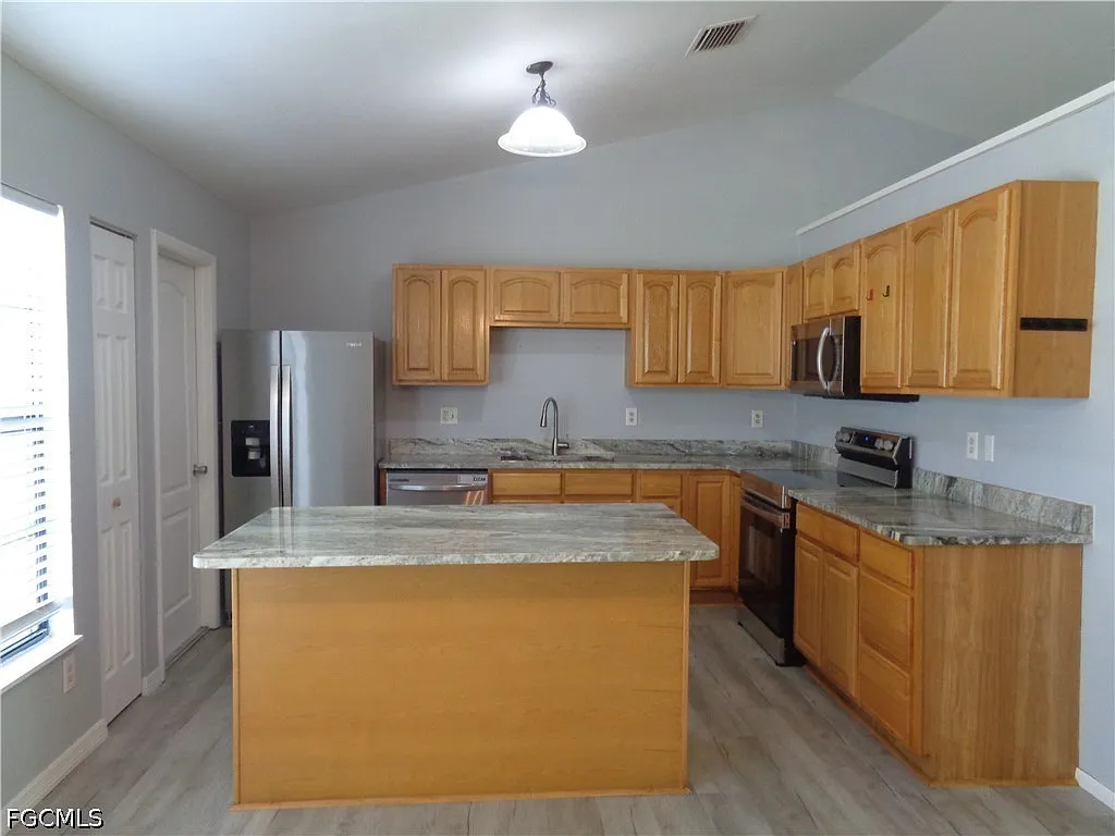 3 bed, 2.0 bath, 1502 sqft, $1,850 — Photo 3