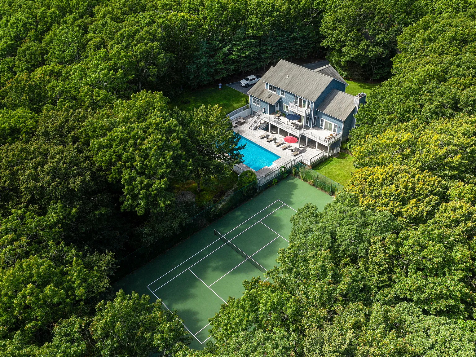 Stunning Renovated Southampton Retreat with Pool and Tennis — Photo 2