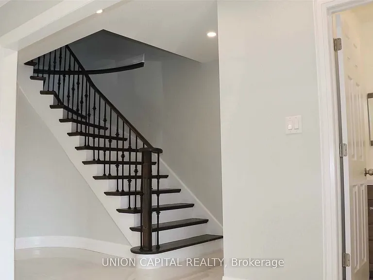 3210 Fairfox Cres — Photo 9