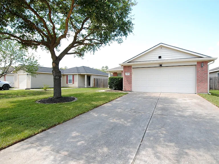 4219 Medina River Loop — Photo 1