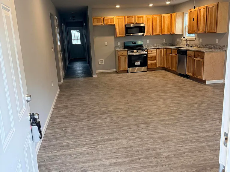 618 N Hall St #A — Photo 2