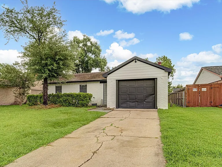 14618 Flair Dr — Photo 2