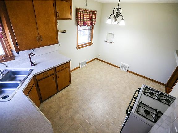3rd image of 4905 Wood Ave